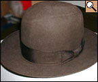 Le chapeau 'open crown'